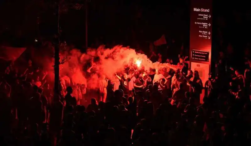 tifosi del liverpool festeggiano la premier league 13