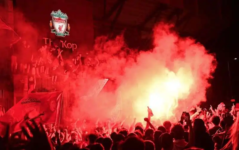 tifosi del liverpool festeggiano la premier league 17