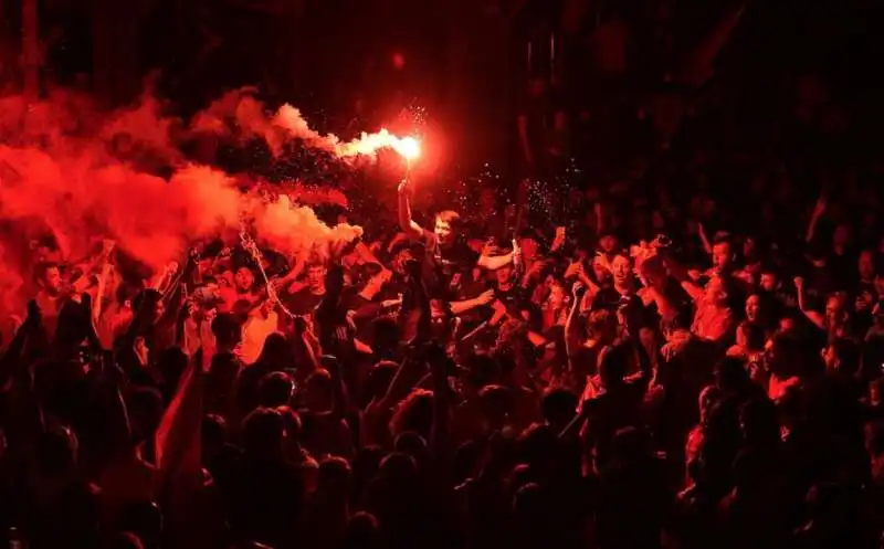 tifosi del liverpool festeggiano la premier league 19