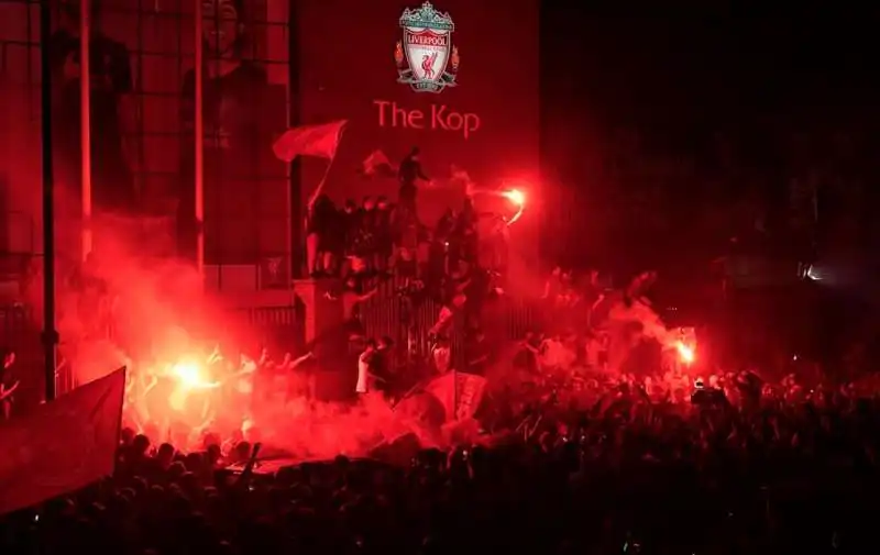 tifosi del liverpool festeggiano la premier league 20