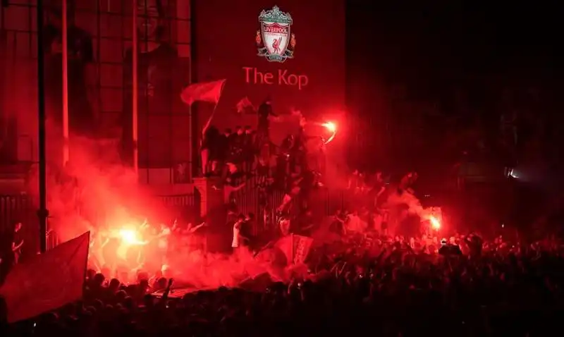 tifosi del liverpool festeggiano la premier league 21