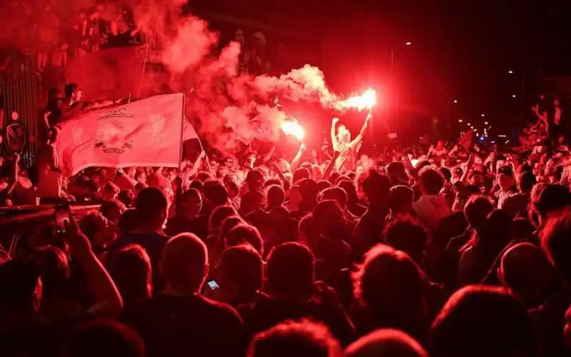 tifosi del liverpool festeggiano la premier league 22