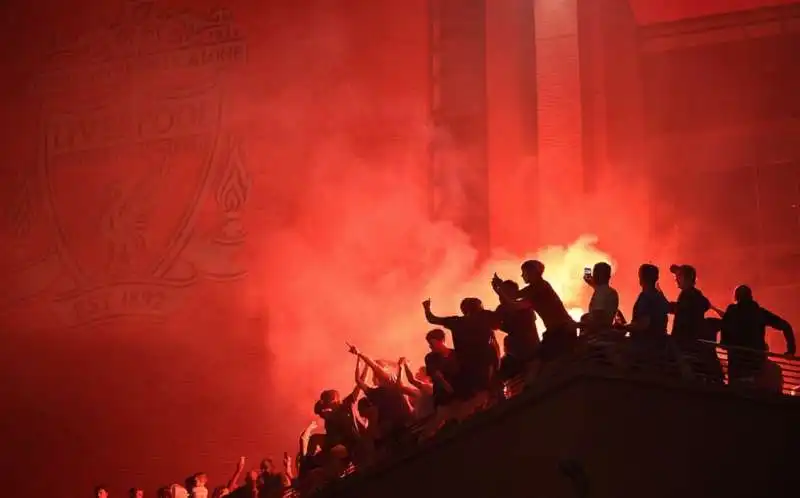 tifosi del liverpool festeggiano la premier league 27