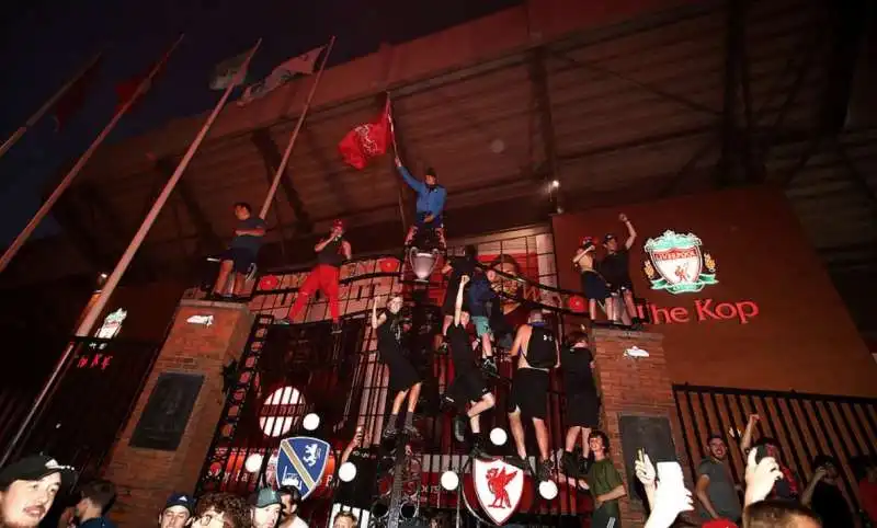 tifosi del liverpool festeggiano la premier league 3