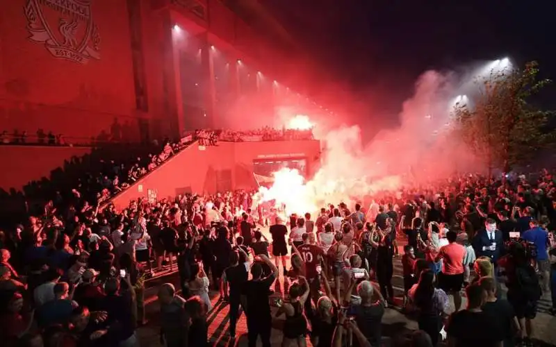 tifosi del liverpool festeggiano la premier league 30