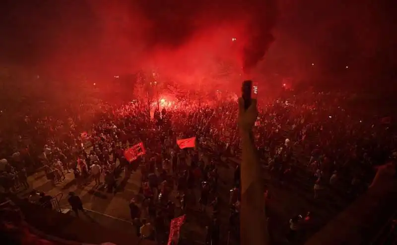 tifosi del liverpool festeggiano la premier league 31