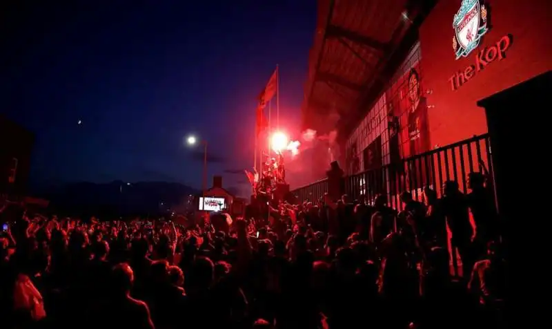 tifosi del liverpool festeggiano la premier league 32