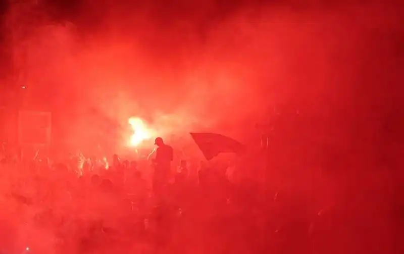 tifosi del liverpool festeggiano la premier league 6