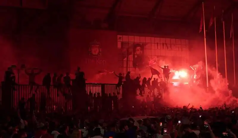 tifosi del liverpool festeggiano la premier league 8