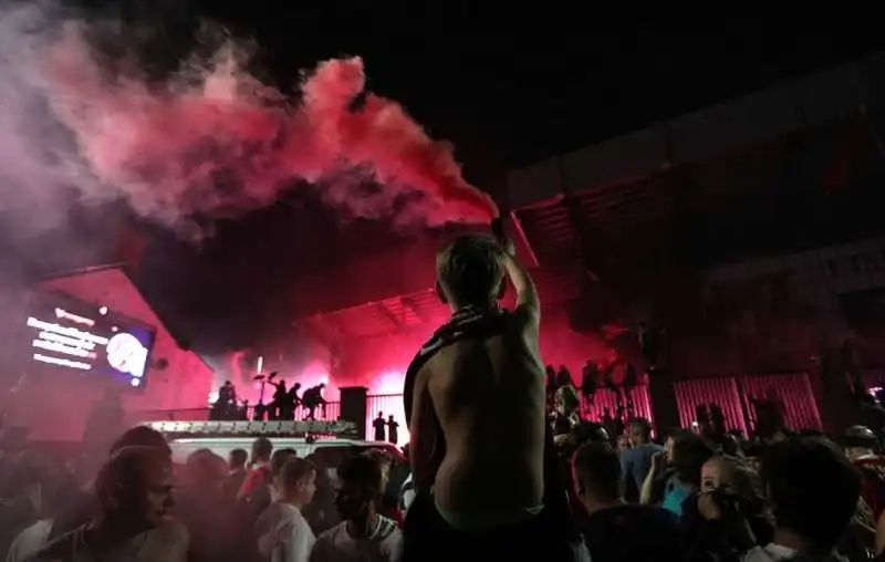 tifosi del liverpool festeggiano la premier league 9