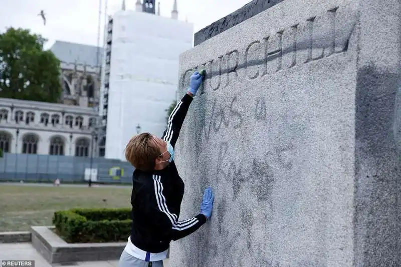 un  ragazzo ripulisce il memoriale di churchill