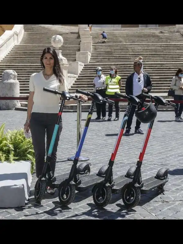 virginia raggi con i monopattini dott