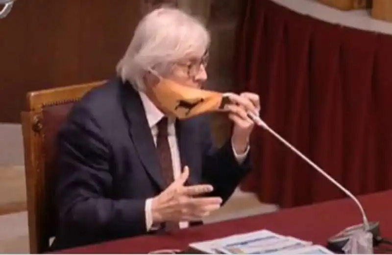 vittorio sgarbi show in commissione con la mascherina