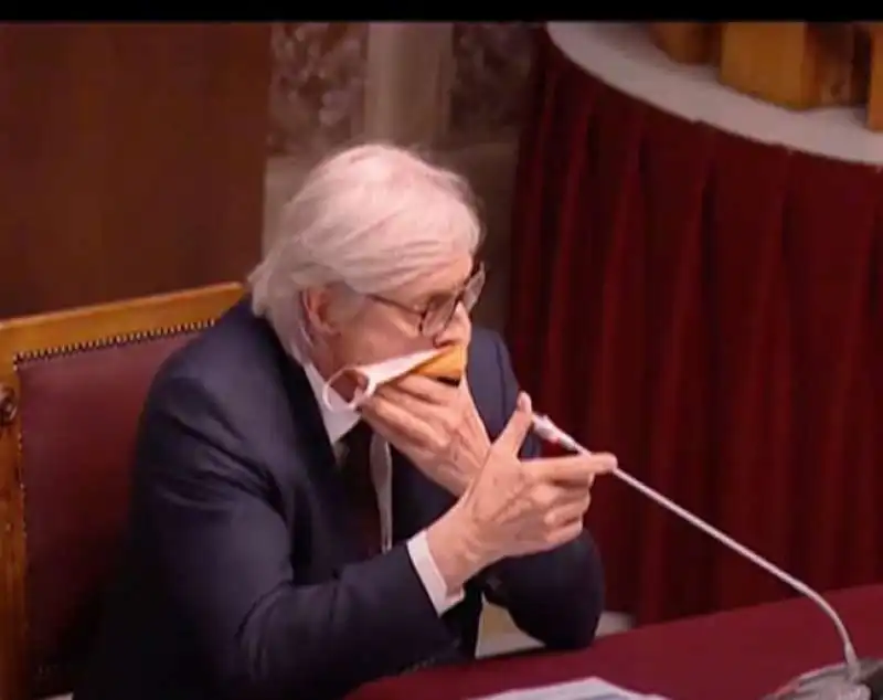 vittorio sgarbi show in commissione con la mascherina 7