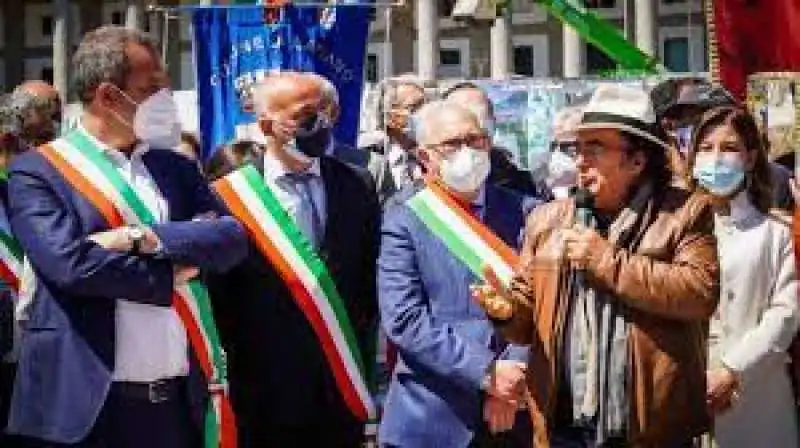 al bano carrisi in piazza a napoli 1