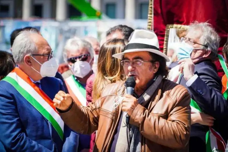 al bano carrisi in piazza a napoli 2