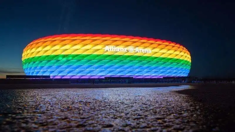 allianz arena in versione arcobaleno