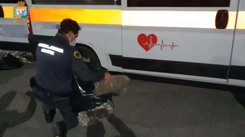 ambulanza piena di droga a messina 7