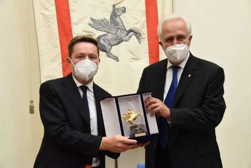 andrea ceccherini e eugenio giani con il pegaso d'oro