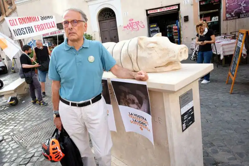 animalisti contro la statua della porchetta a trastevere 1