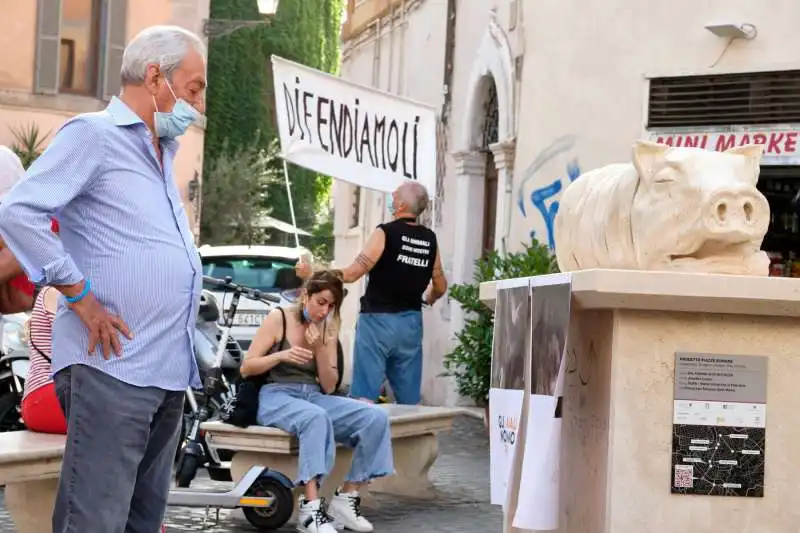 animalisti contro la statua della porchetta a trastevere 3