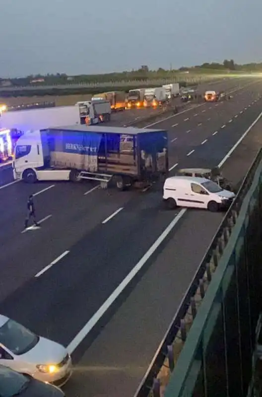 assalto al portavalori in autostrada 16