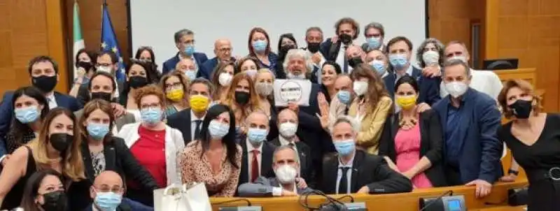 BEPPE GRILLO CON I SENATORI E IL NUOVO SIMBOLO M5S