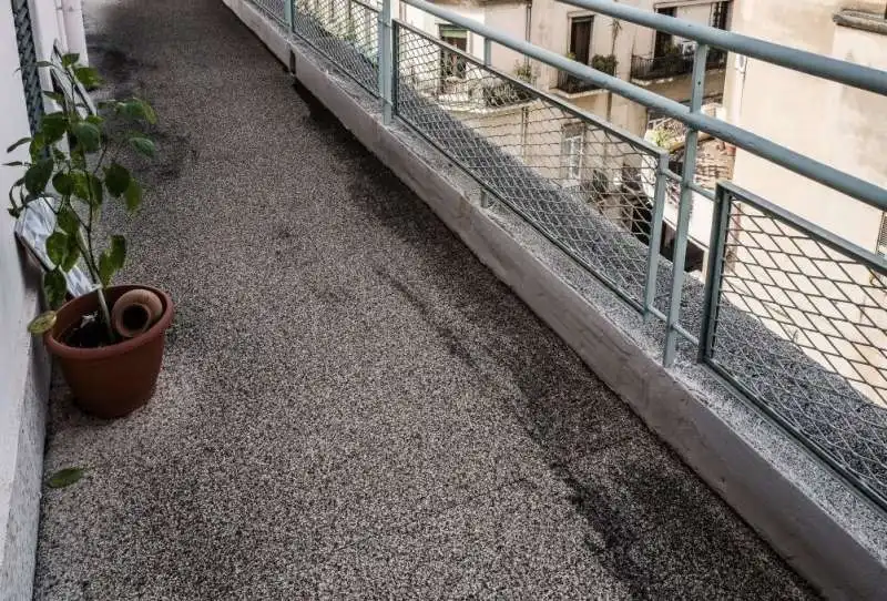 cenere sui balconi di catania dopo l eruzione dell etna 