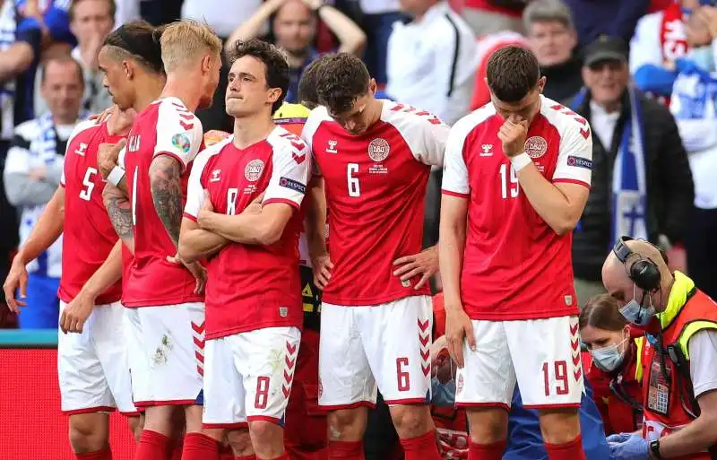 christian eriksen si accascia in campo durante finlandia danimarca 10