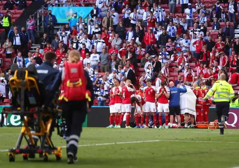 christian eriksen si accascia in campo durante finlandia danimarca 15