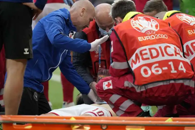 christian eriksen si accascia in campo durante finlandia danimarca 3