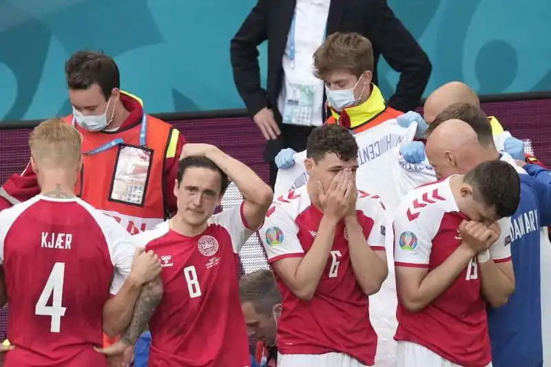 christian eriksen si accascia in campo durante finlandia danimarca 4