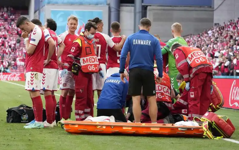 christian eriksen si accascia in campo durante finlandia danimarca 8