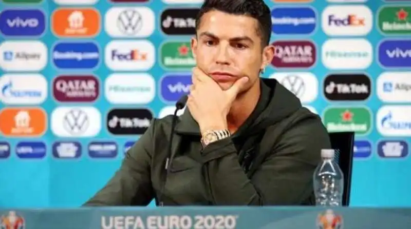 cr7 contro la coca cola