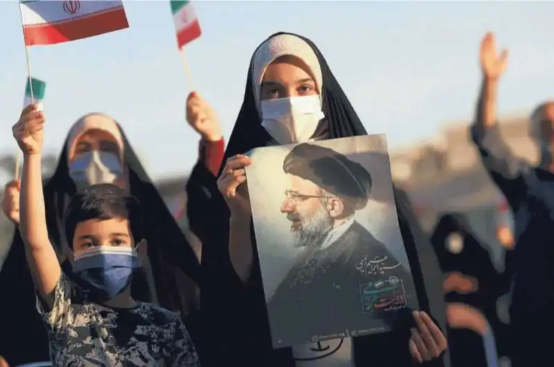 donne iraniane con la foto di ebrahim raisi