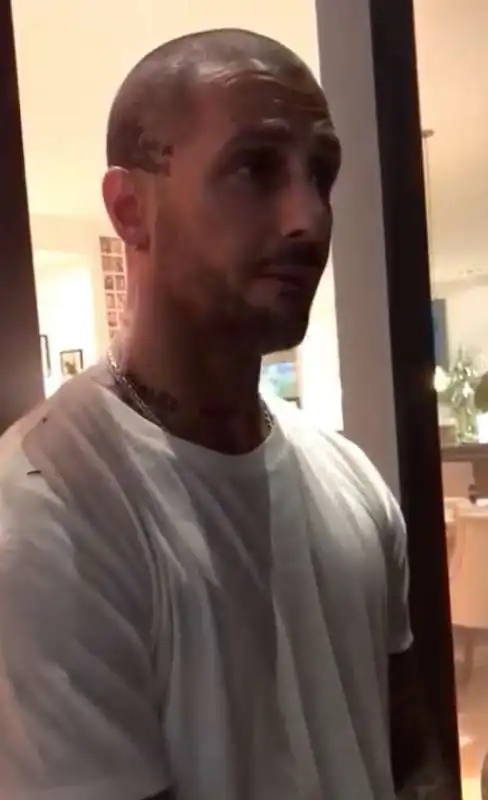 fabrizio corona perde il controllo con i poliziotti