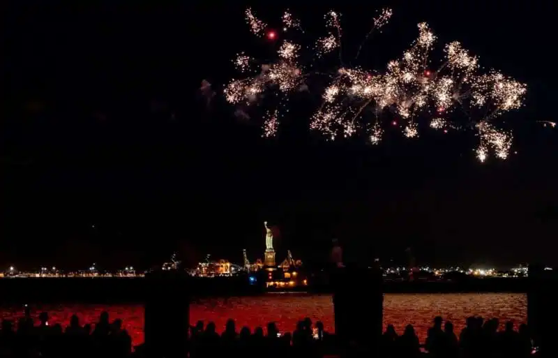 fuochi d'artificio a new york per la fine delle restrizioni 1