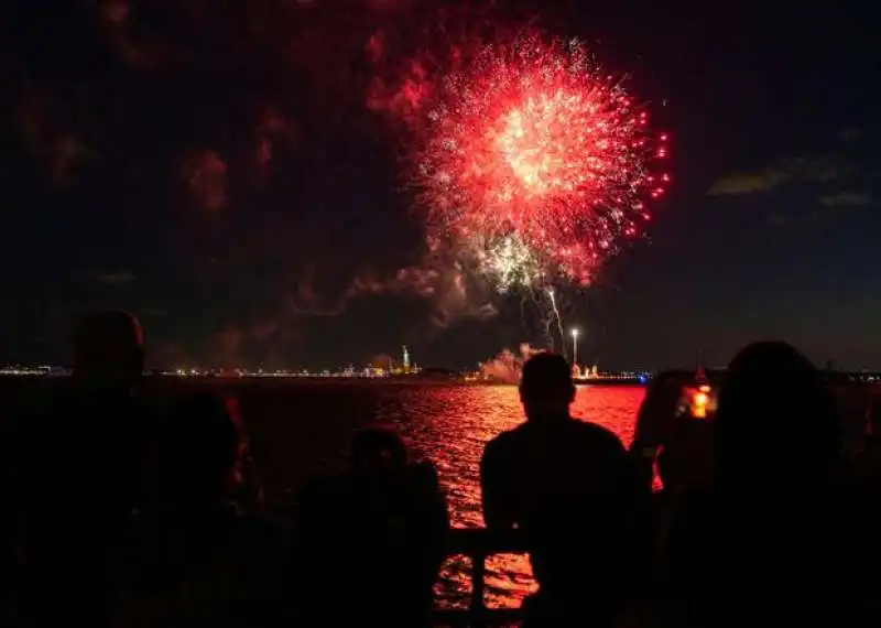 fuochi d'artificio a new york per la fine delle restrizioni 3