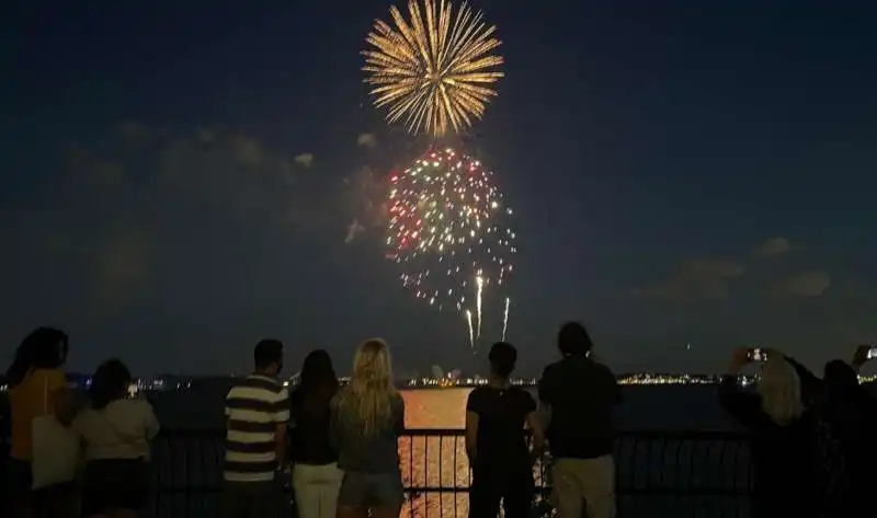 fuochi d'artificio a new york per la fine delle restrizioni 7