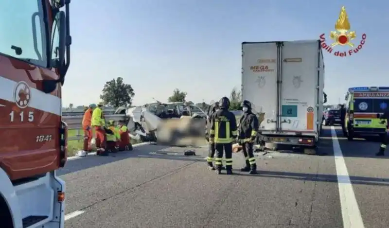 furgone tampona tir   incidente sulla a21 fiorenzuola d'arda 3