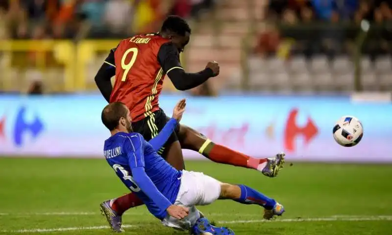 giorgio chiellini contro romelu lukaku 4