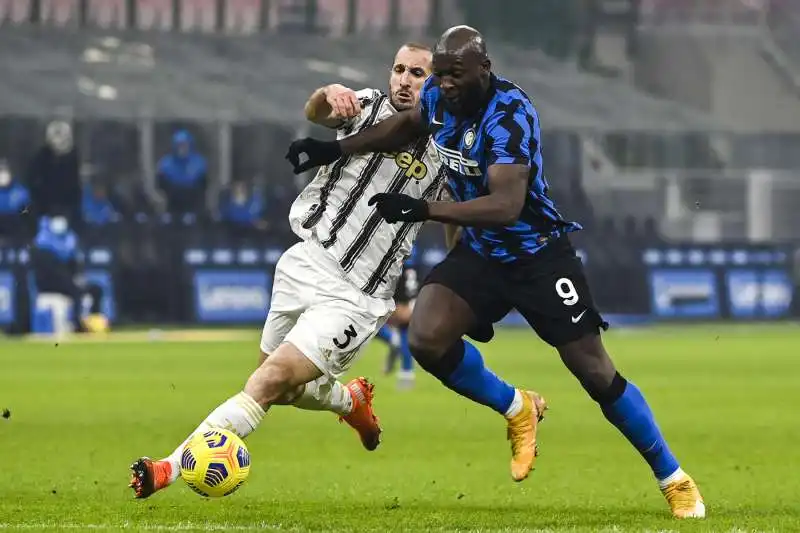 giorgio chiellini contro romelu lukaku 5