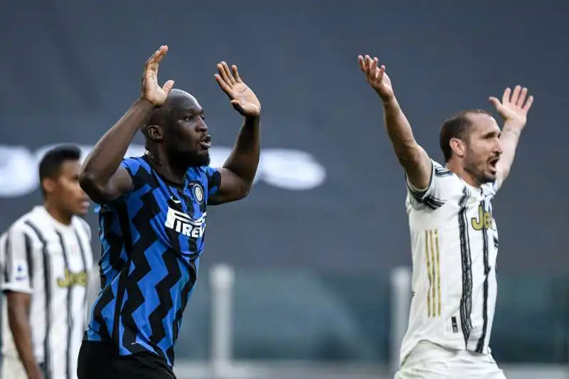 giorgio chiellini contro romelu lukaku 6