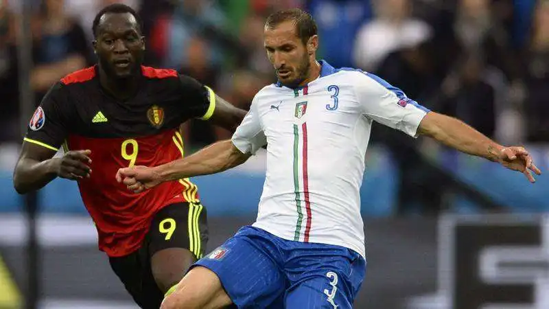 giorgio chiellini contro romelu lukaku nel 2016