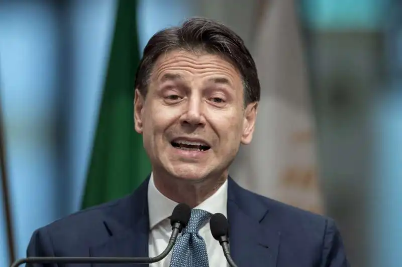 giuseppe conte   conferenza stampa al tempio di adriano 1