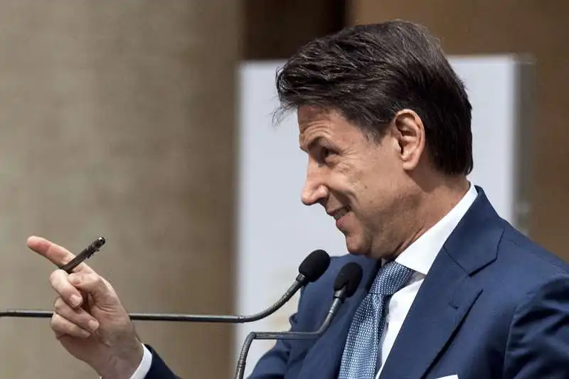 giuseppe conte   conferenza stampa al tempio di adriano 