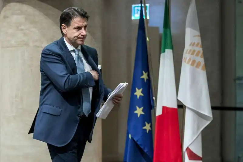 giuseppe conte   conferenza stampa al tempio di adriano 6