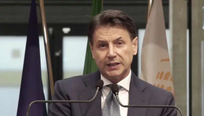 giuseppe conte   conferenza stampa al tempio di adriano in diretta facebook 2