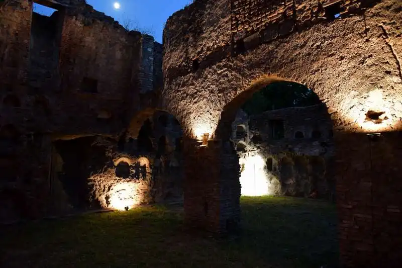 gli ospiti visitano il colombario dei liberti di augusto  (2)