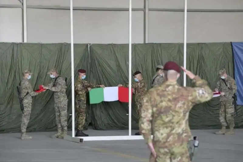 HERAT - BANDIERA ITALIANA AMMAINATA A CAMP ARENA 